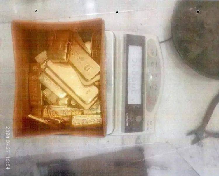 西雅图风暴VS康涅狄克太阳
_小树林里接头西雅图风暴VS康涅狄克太阳
，一天背走2000多万元黄金！上海两人被判刑