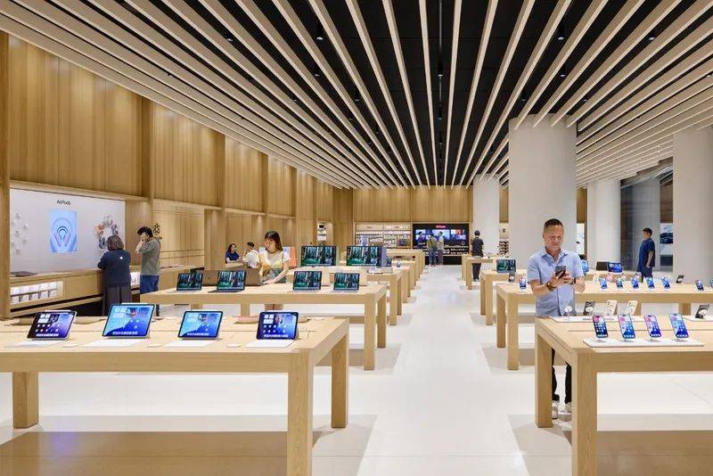 切尔西足球_大量深圳人涌入切尔西足球！有人通宵“打地铺”排队……
