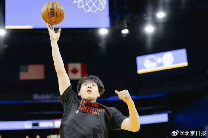 信用网如何申请_杨瀚森迎NBA常规赛首秀信用网如何申请，两罚全中拿到个人NBA生涯首分；此前出场时播音字幕都是中文