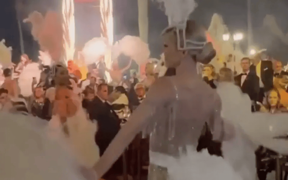 皇冠信用网注册
_“了不起的特朗普”花天酒地皇冠信用网注册
，4200万美国人却正挨饿